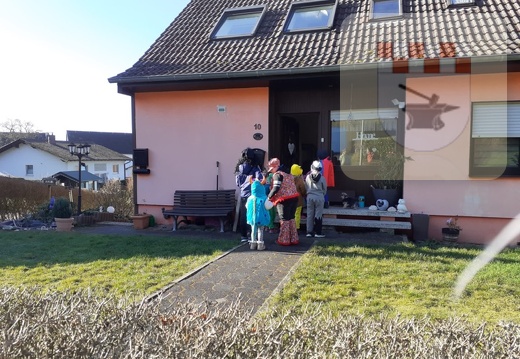 Eiersammeln in der Gemeinde Schmißberg an Rosenmontag Februar 2023 3.JPG