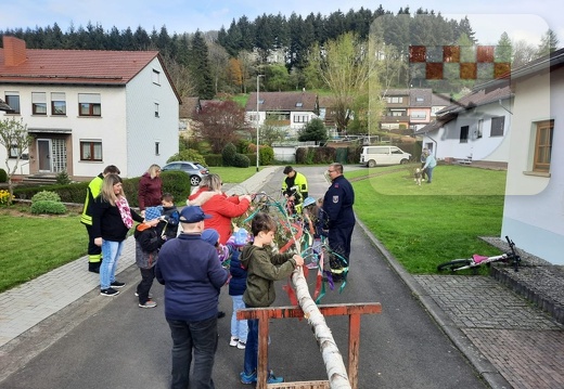 Maibaum wird gestellt und geschmückt April 2023 2.jpg