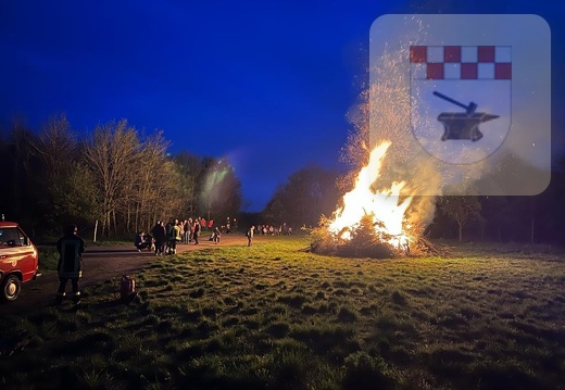 Maifeuer auf dem Stabsberg brennt April 2023 4.jpg