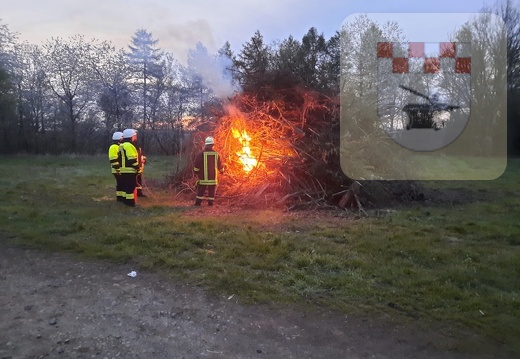 Maifeuer auf dem Stabsberg wird angezündet.jpg