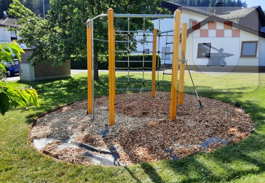 Eltern und Kinder arbeiten auf dem Spielplatz Mai 2023 20.jpg
