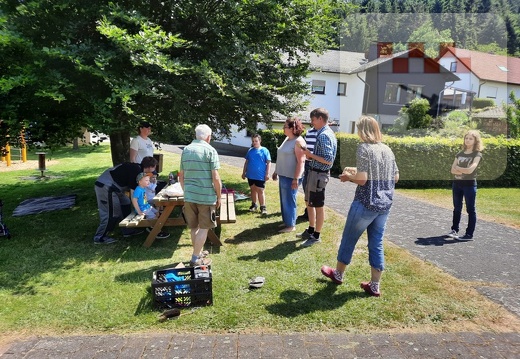 Eltern und Kinder arbeiten auf dem Spielplatz Mai 2023 10.jpg