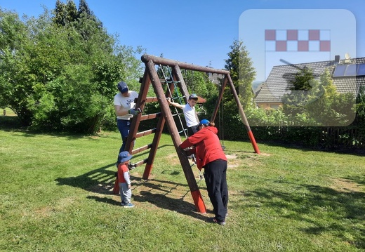 Eltern und Kinder arbeiten auf dem Spielplatz Mai 2023 6.jpg