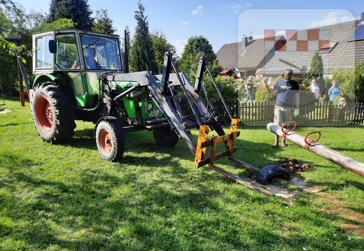 Eltern und Kinder arbeiten auf dem Spielplatz Mai 2023 14.jpg