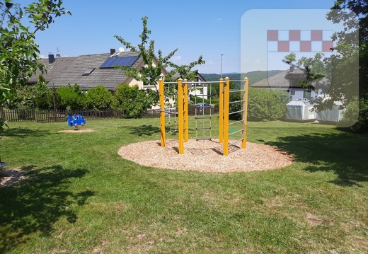 Eltern und Kinder arbeiten auf dem Spielplatz Mai 2023 15.jpg