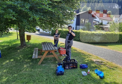 Eltern und Kinder arbeiten auf dem Spielplatz Mai 2023 19.jpg
