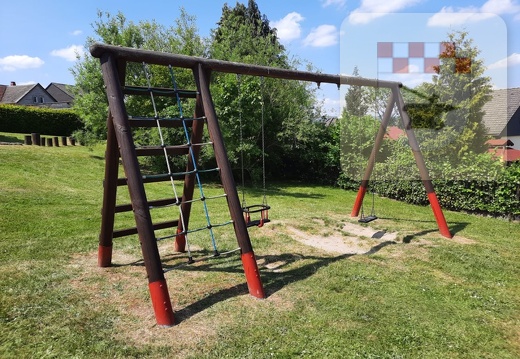 Eltern und Kinder arbeiten auf dem Spielplatz Mai 2023 8.jpg