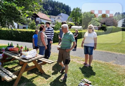 Eltern und Kinder arbeiten auf dem Spielplatz Mai 2023 7.jpg