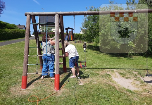 Eltern und Kinder arbeiten auf dem Spielplatz Mai 2023 4.jpg